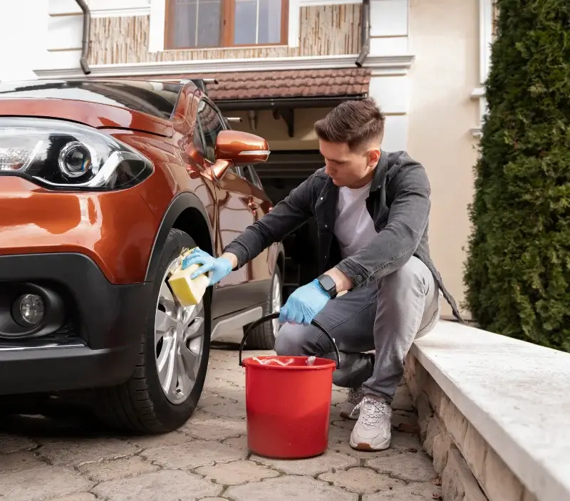 Lavage auto à domicile Lamarque : professionnel intervenant sur un véhicule